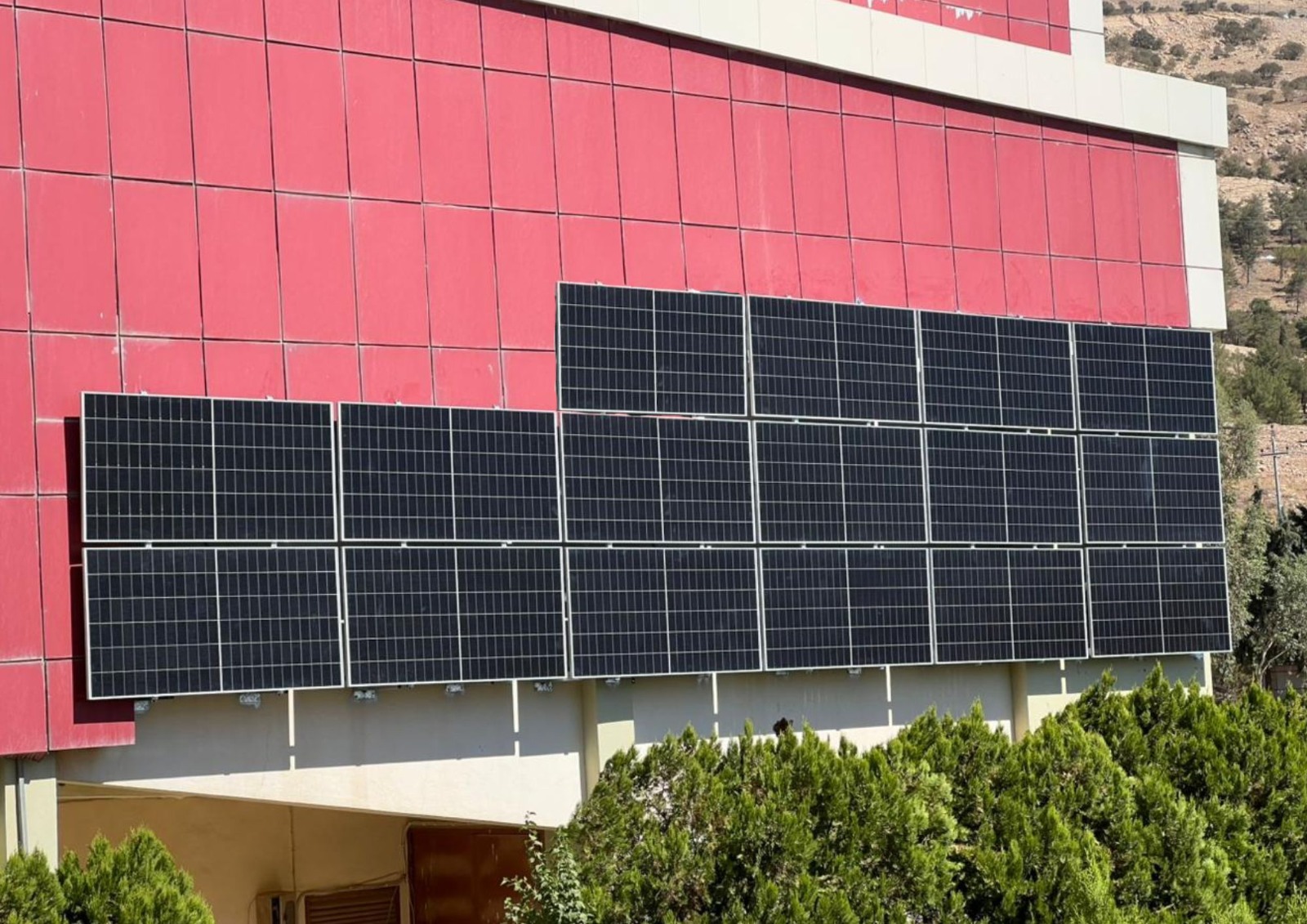 Wall-mounted photovoltaic system on a building facade