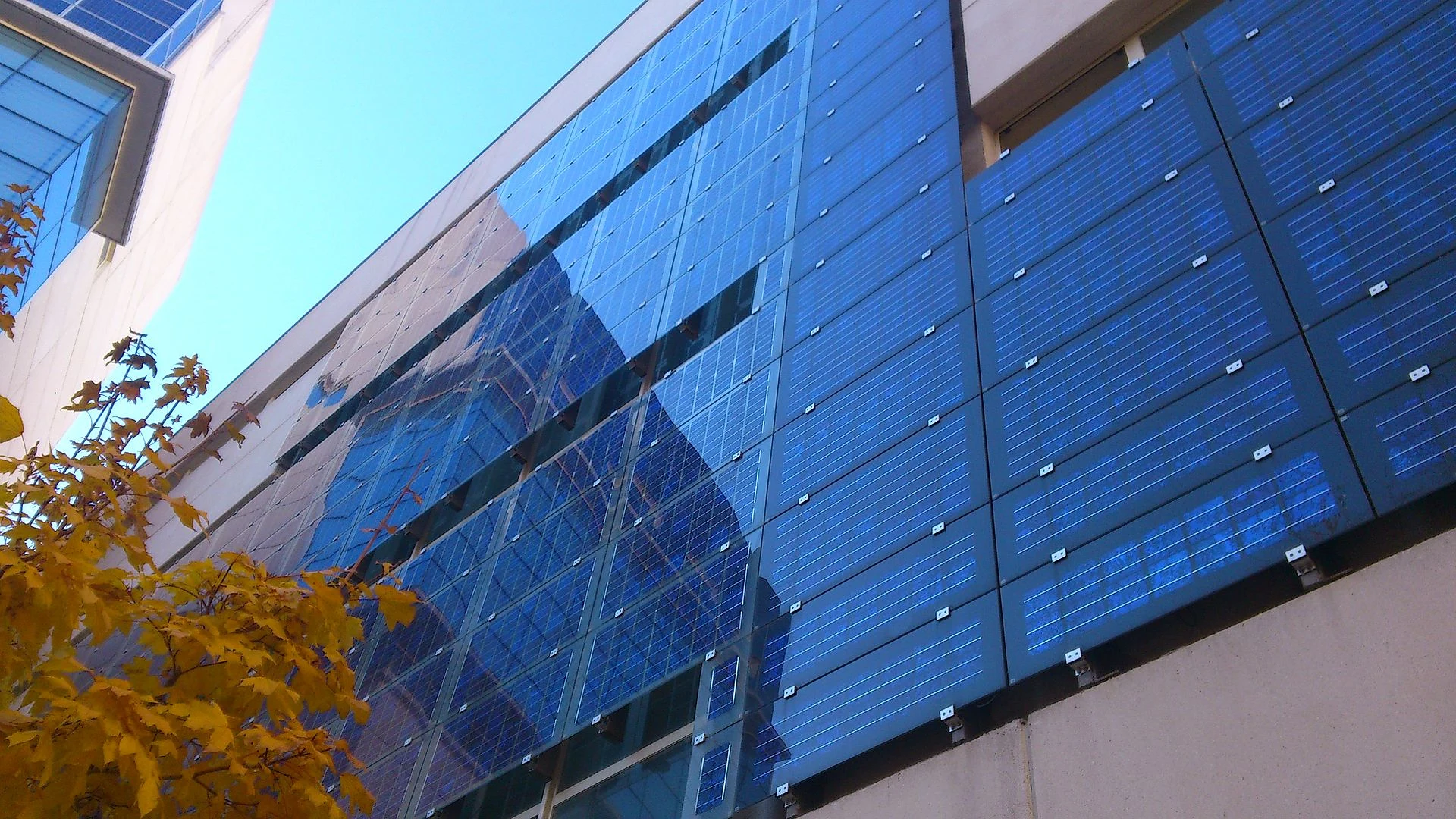 Modern glass facade suitable for photovoltaic glazing